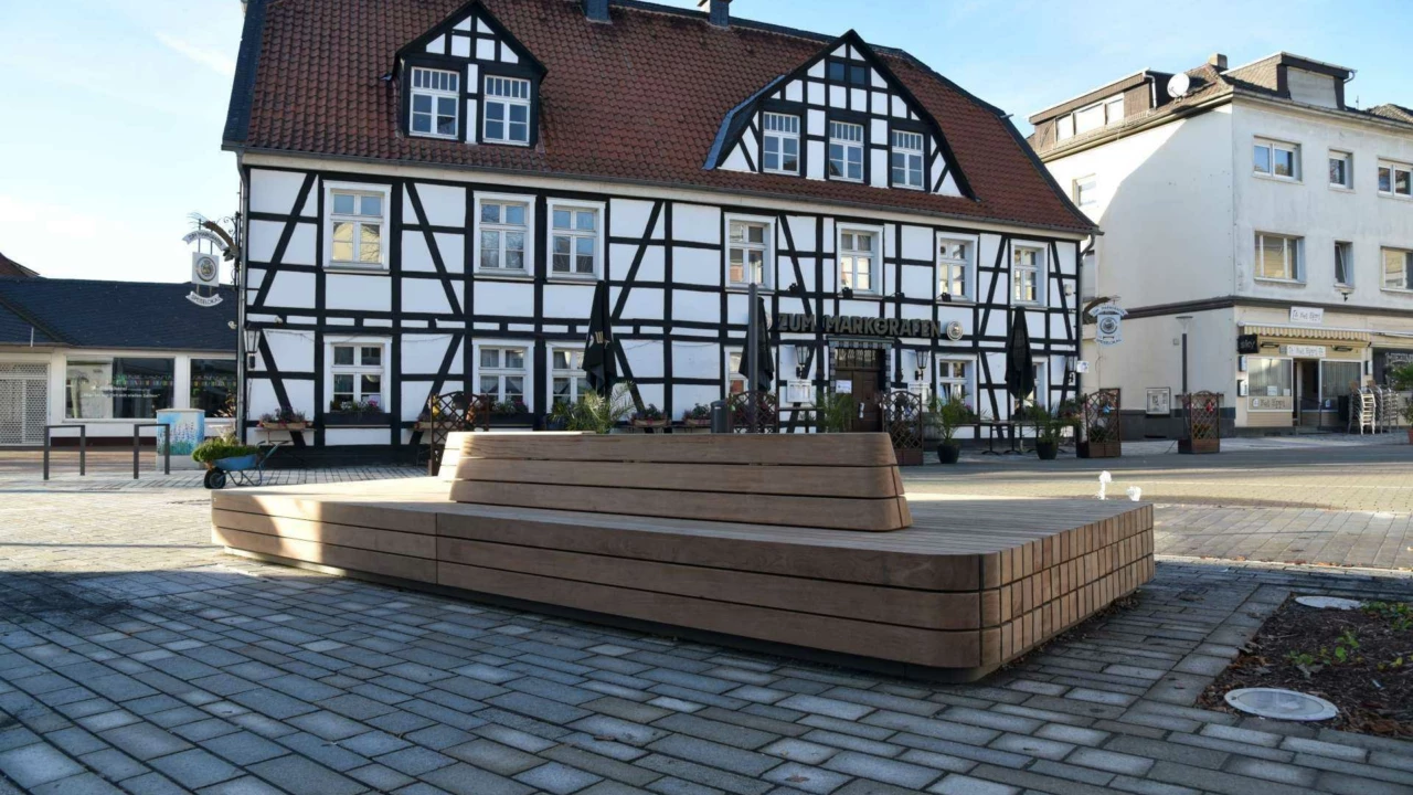 Parkbank Plane Solid Doppelsitz mit Rückenlehne Sondermodell Marktplatz Fröndenberg