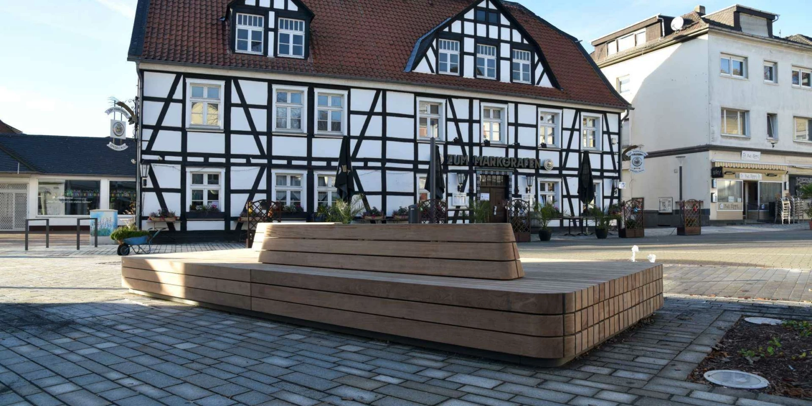 Parkbank Plane Solid Doppelsitz mit Rückenlehne Sondermodell Marktplatz Fröndenberg