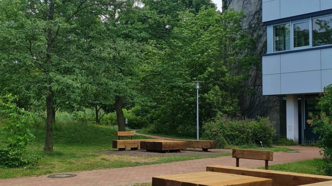 Göttingen Uni Pure mit und ohne Rückenlehne und großer Hocker klein
