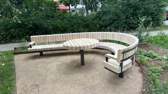 Leipzig Dölziger Weg Bänke Tisch und Stuhl Accoya 1