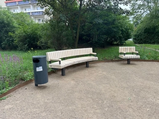 Leipzig Dölziger Weg Bänke Tisch und Stuhl Accoya 5