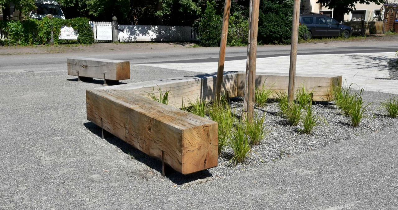 Baumbänke Pure Sondermodell Dorfplatz Stahringen