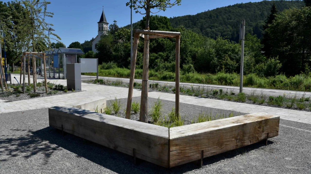 Baumbänke Pure Sondermodell Dorfplatz Stahringen
