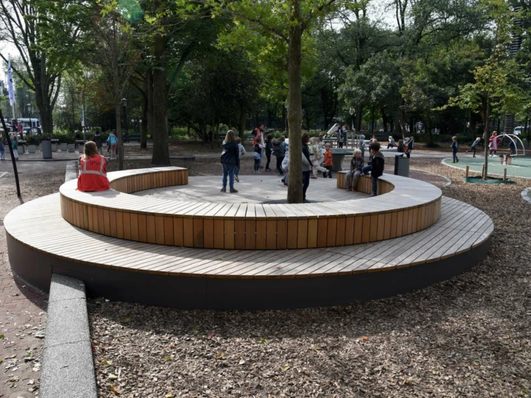Parkbank Spielplatz Grijsen