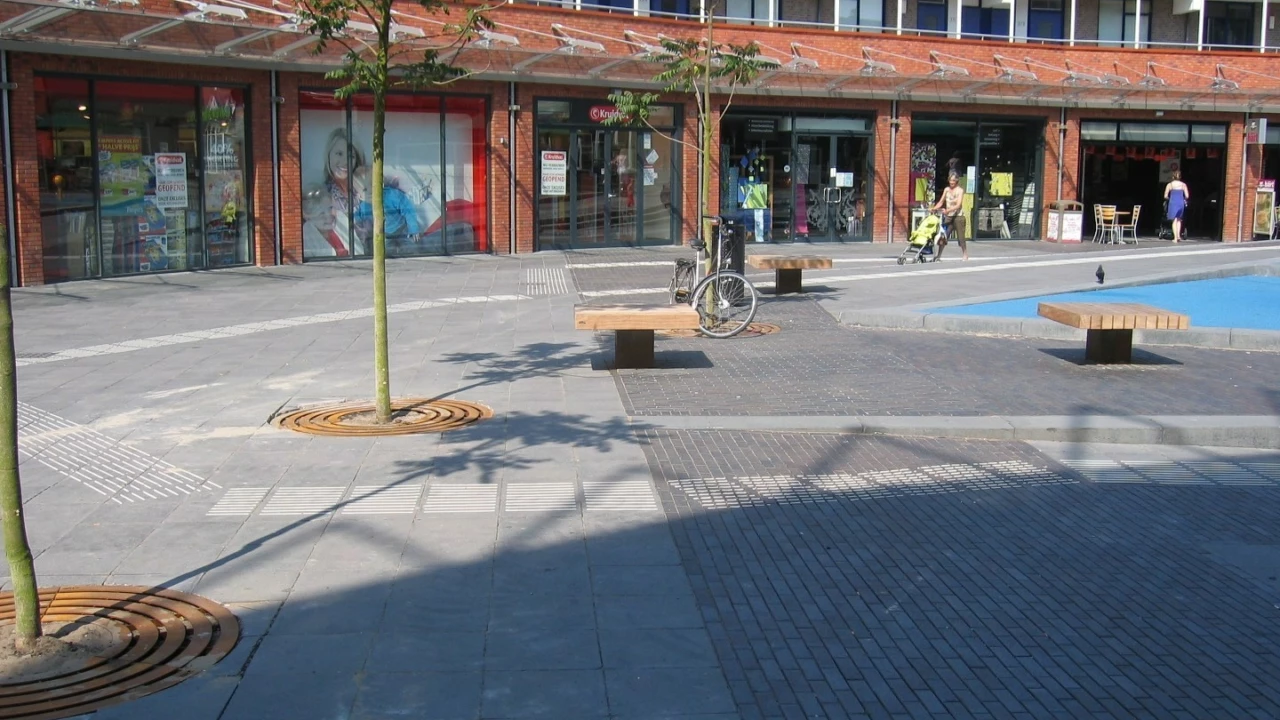 Europaboulevard in Alkmaar - Boomroosters en buitenbanken voor de openbare ruimte 1