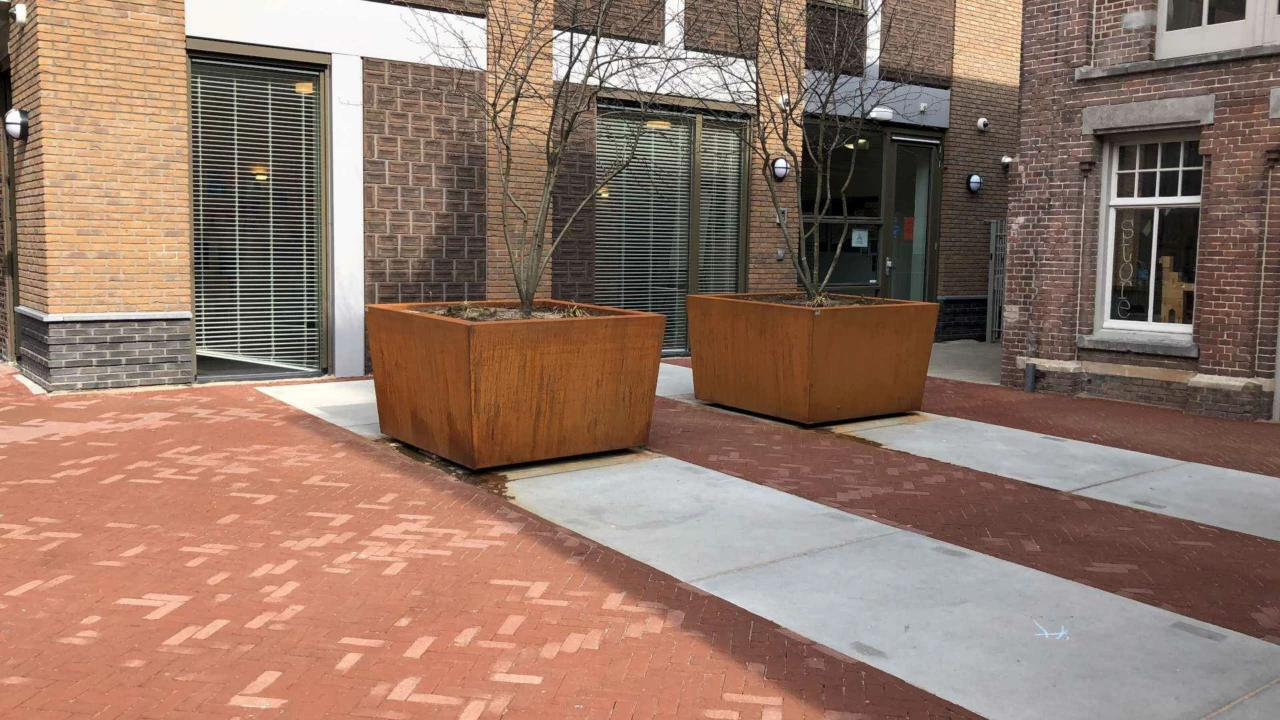 Amsterdam De Hallen Plantenbakken Cubic van Cortenstaal 2