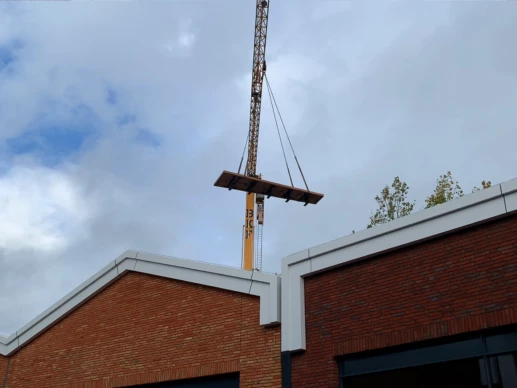 Montage en plaatsing van straatmeubilair bij The Styles Outlet in Halfweg