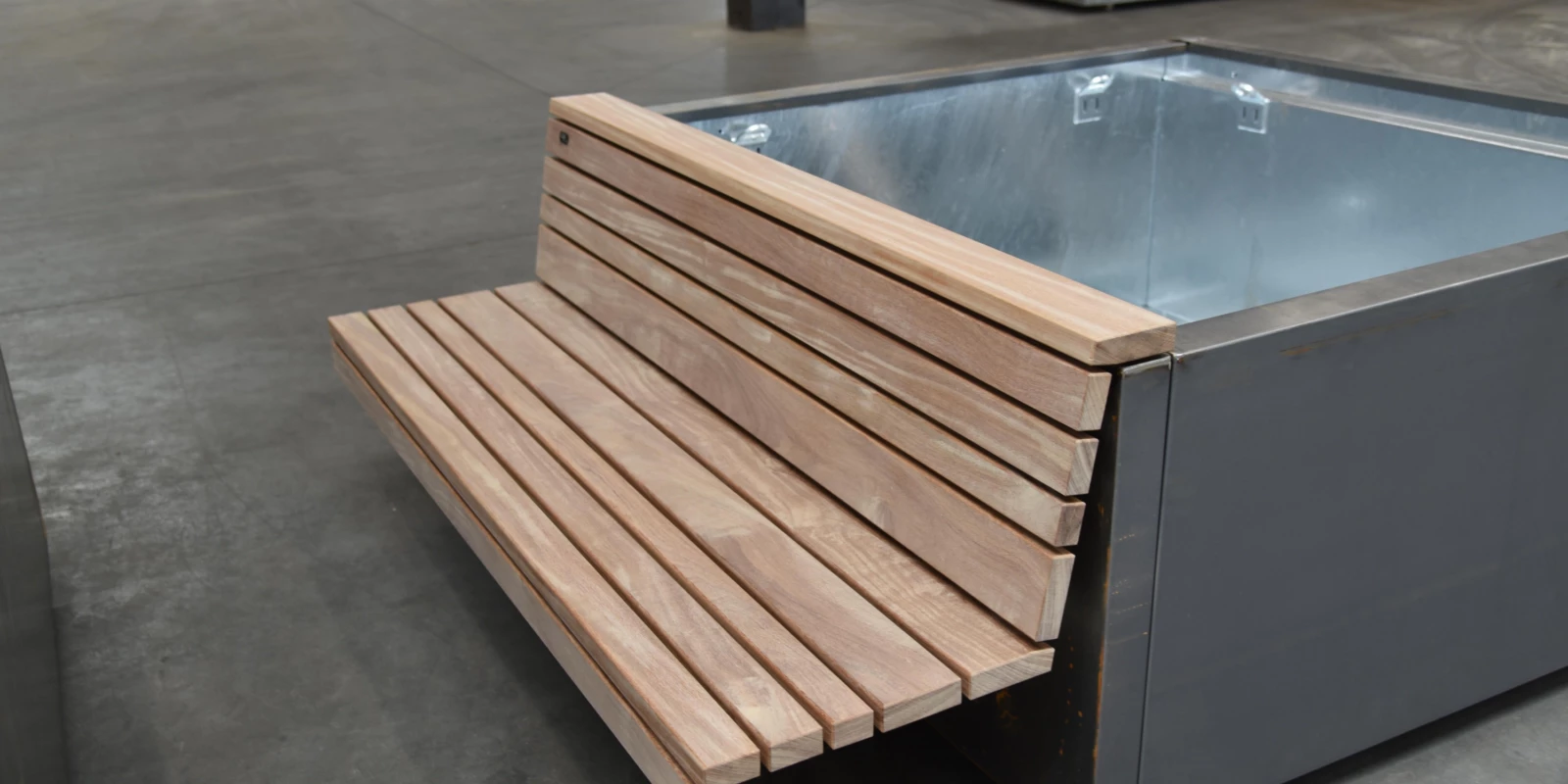 Breda Haagdijk Demontabele plantenbakken bloembakken met houten zitting Productie 7
