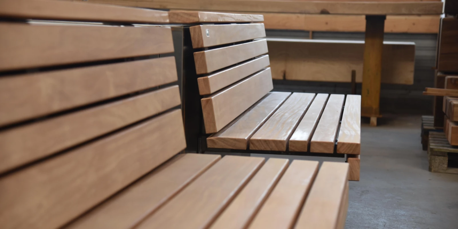 Breda Haagdijk Demontabele plantenbakken bloembakken met houten zitting Productie 5