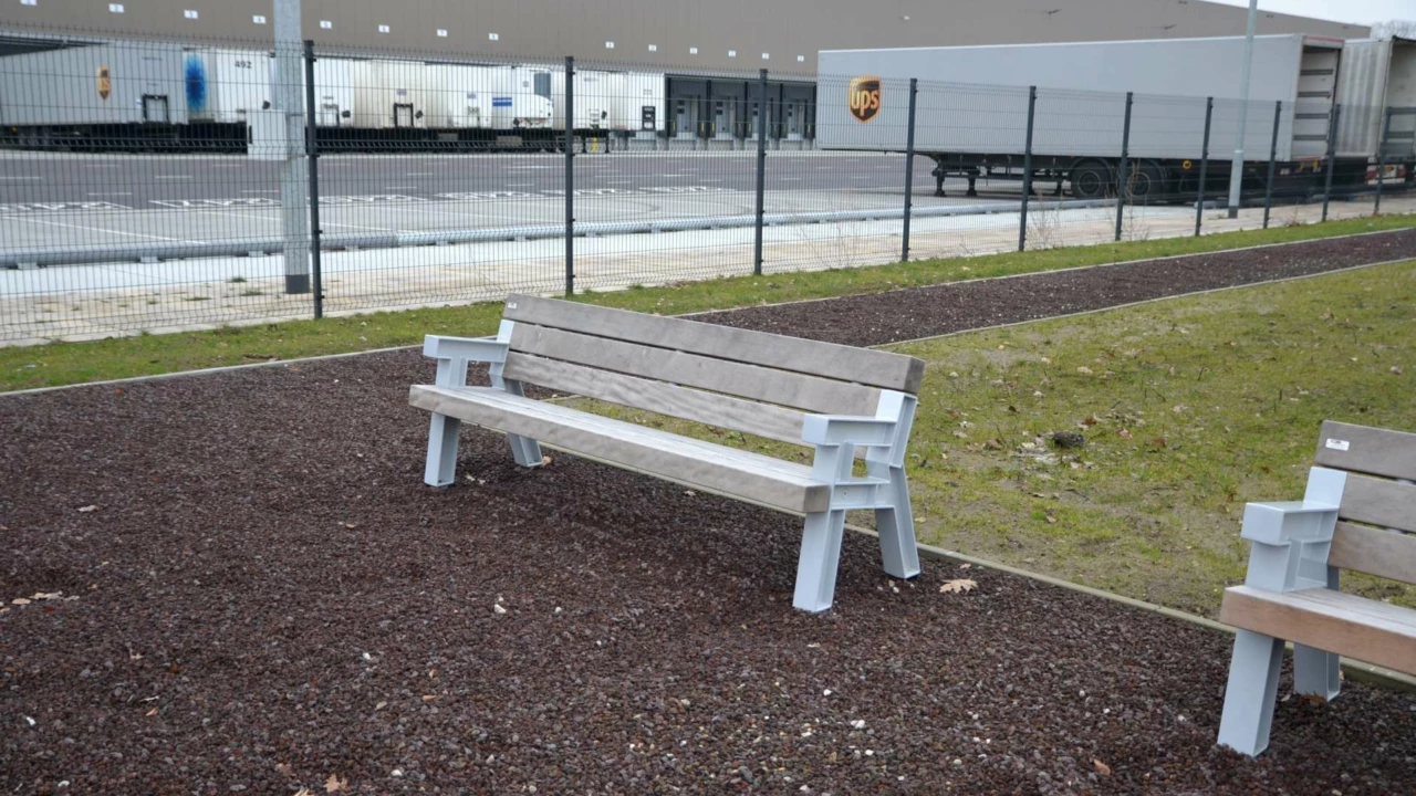 Parkbank Big Bench UPS Gebäude Eindhoven