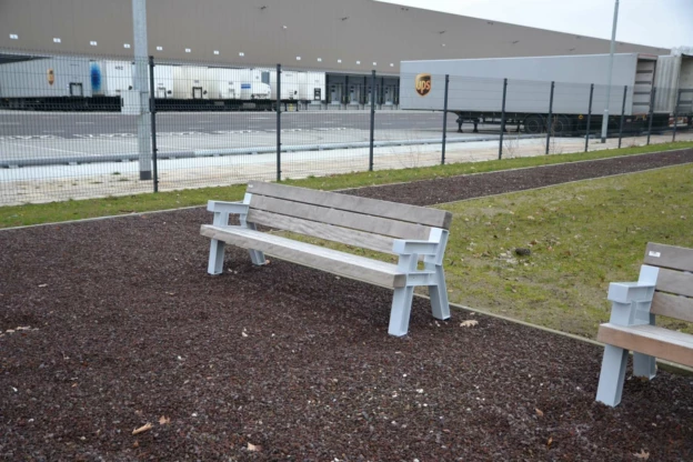 Parkbank Big Bench UPS Gebäude Eindhoven