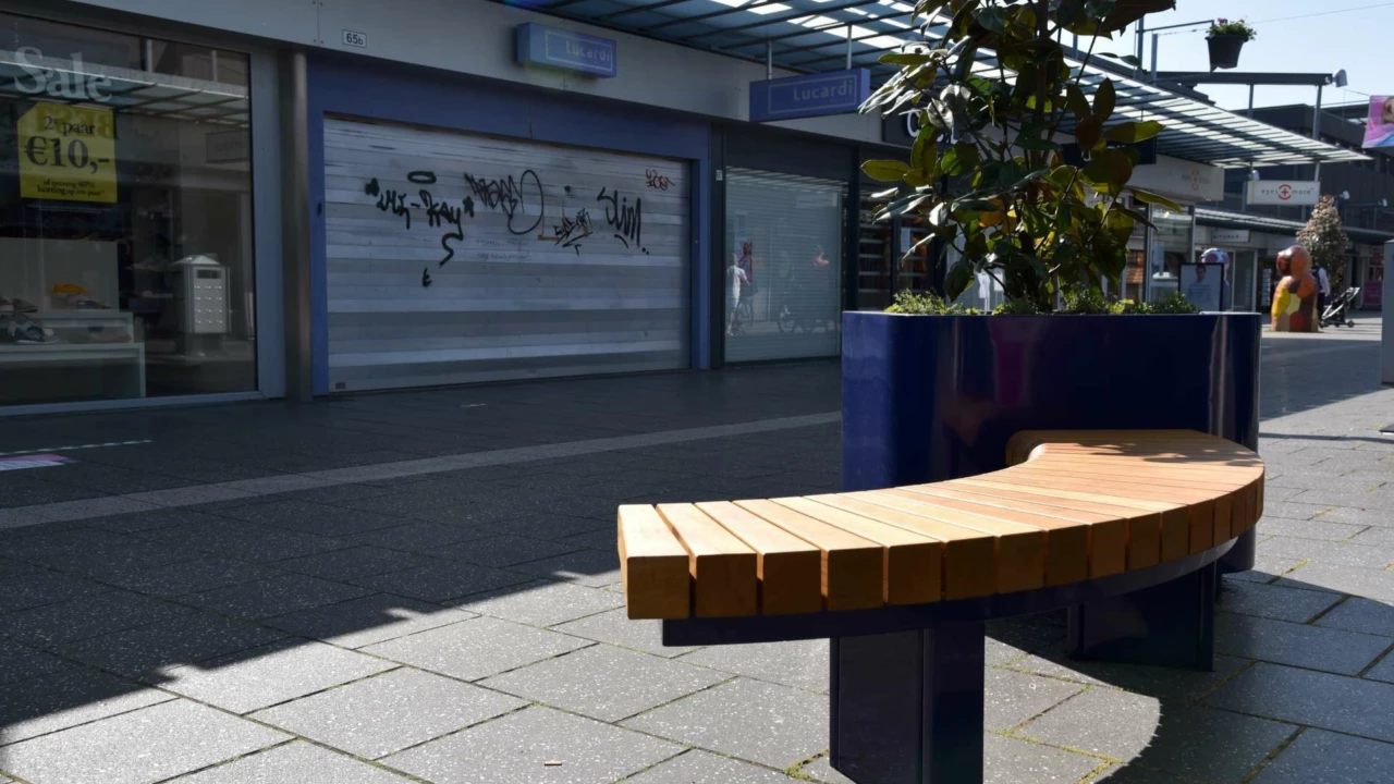 Eindhoven Woensel Woens XL solid plantenbakken plane zittingen 3