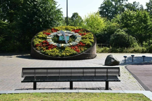 Emmen Nieuwe stalen Wenters enkelzits met rugleuning buitenbanken 1