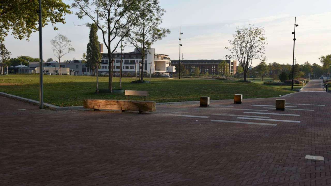 Parkbank Pure Einzelsitz mit Rückenlehne (3000) und Pure Hocker (350) Bürgermeister Geukerspark Helmond
