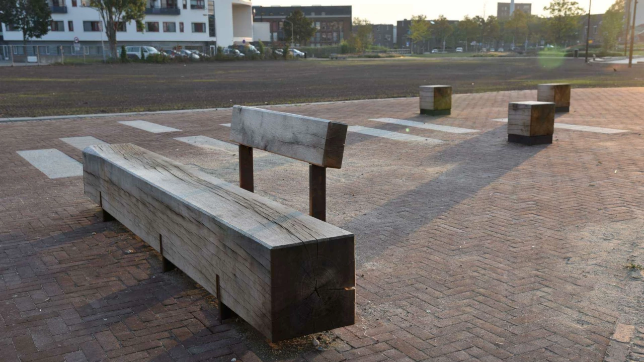 Parkbank Pure Einzelsitz mit Rückenlehne (3000) und Pure Hocker (350) Bürgermeister Geukerspark Helmond