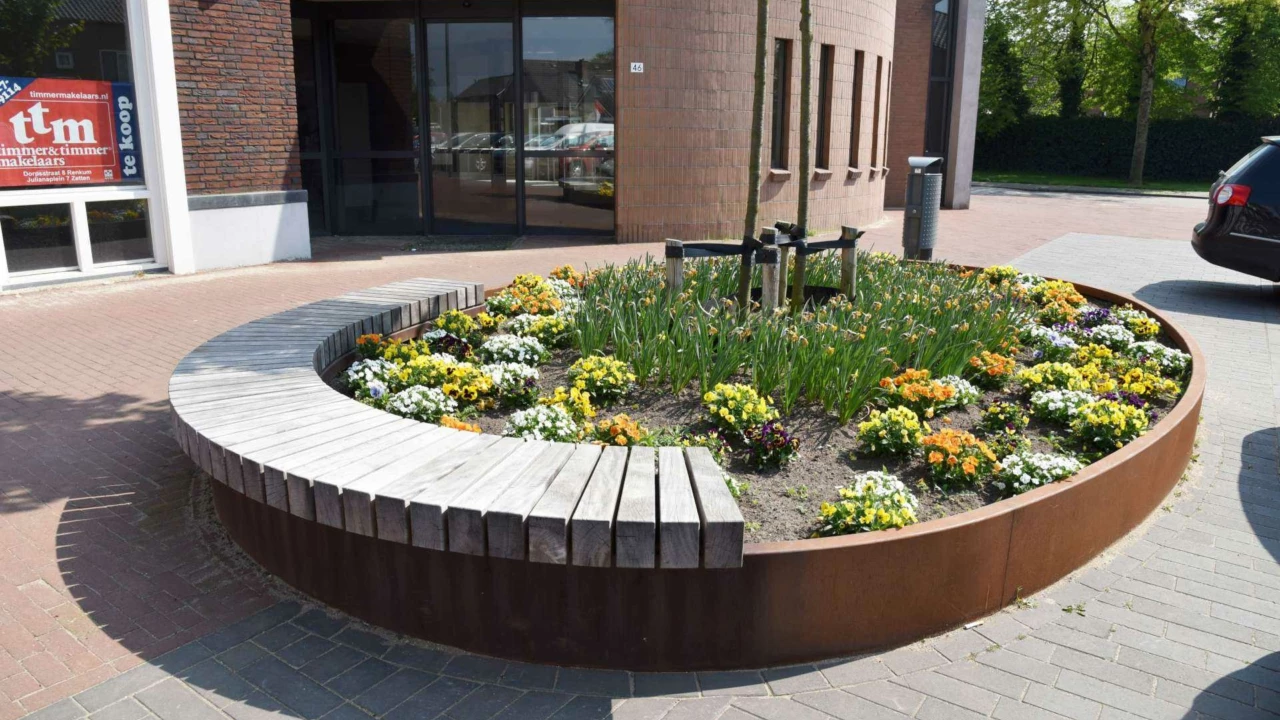 Heteren - De Beemd - cortenstalen ziteiland met houten zitrand 9
