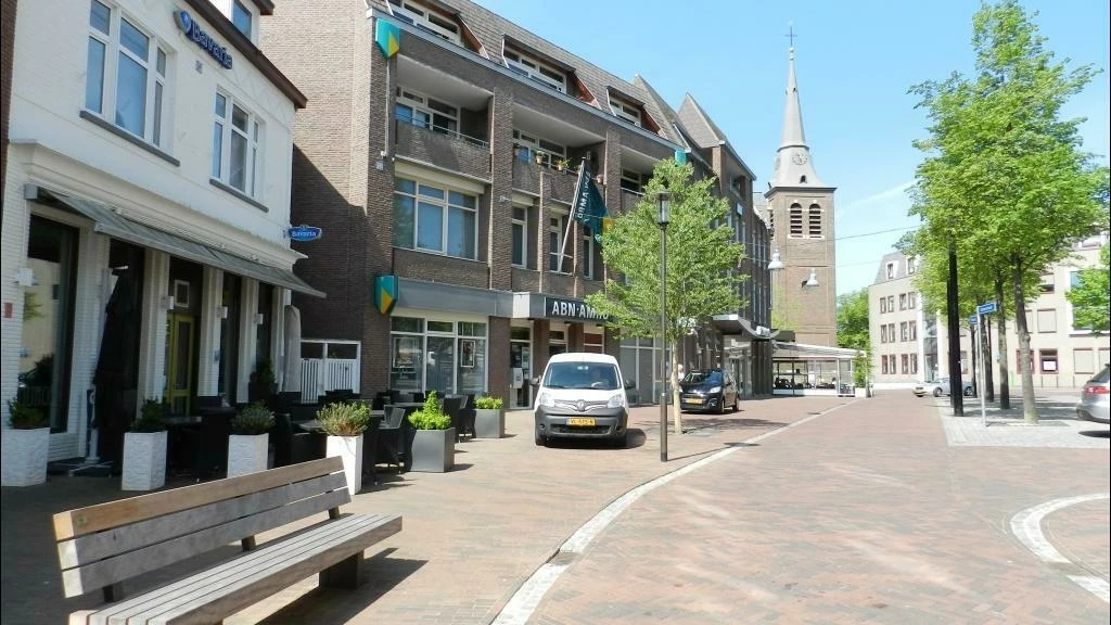 Maßgefertigter Stammtisch Marktplatz Kerkrade