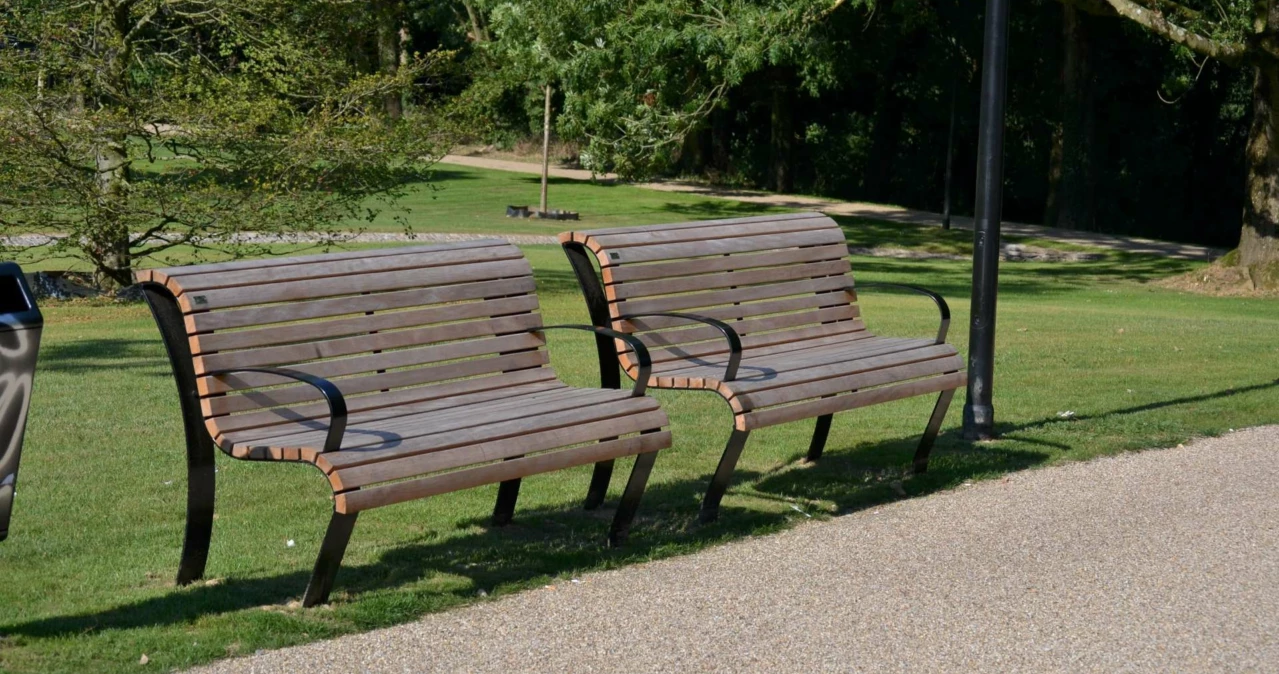 Parkbank Laths Stadtpark Kerkrade,  mit Armlehnen