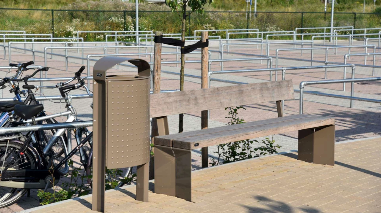 Quadrat buitenbanken met rugleuning en Constructo 50 afvalbak bij Citadel College in Lent