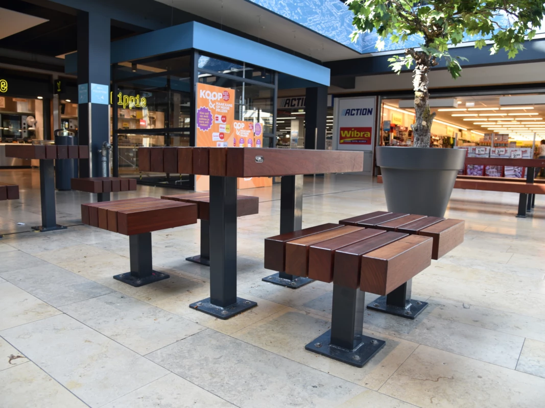Plane picnic set mounted on ground level