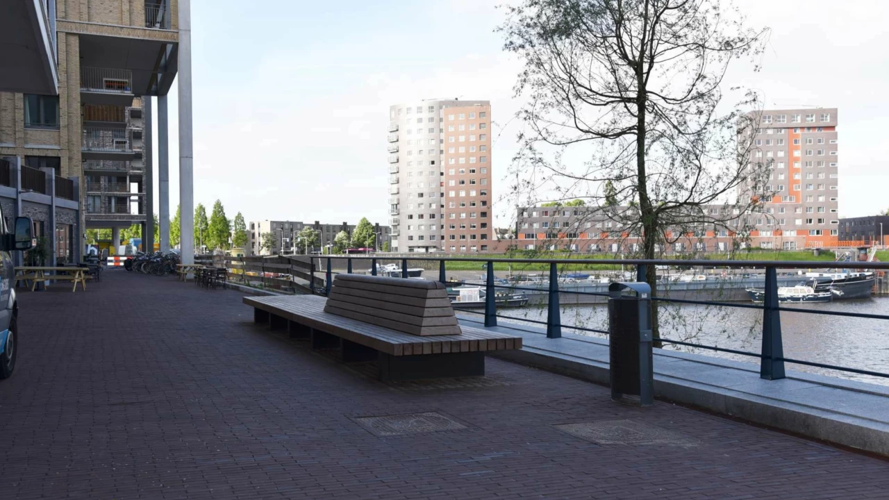 Parkbank Tail und Abfallbehälter Constructo 65 Handelskade Nijmegen