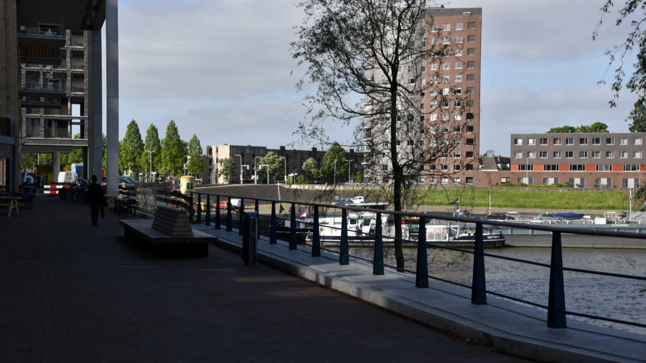 Parkbank Tail und Abfallbehälter Constructo 65 Handelskade Nijmegen