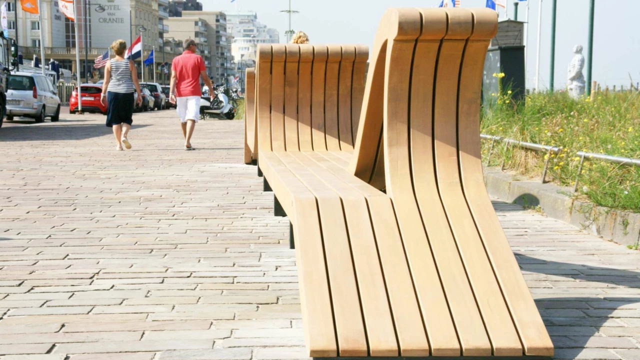 Maatwerk buitenbank op de boulevard van Noordwijk aan Zee
