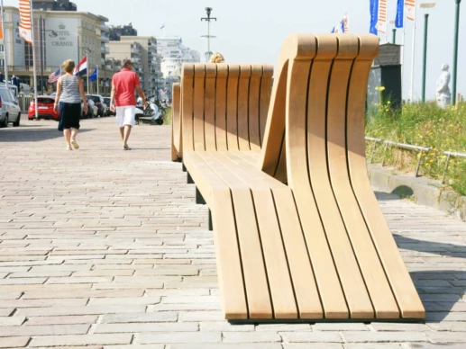 Maatwerk buitenbank op de boulevard van Noordwijk aan Zee