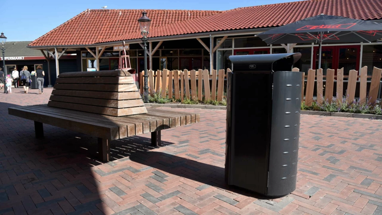 Afvalbak Constructo 202 met buitenbank Tail met kleine rugleuning op Camping Julianahoeve in Renesse 3