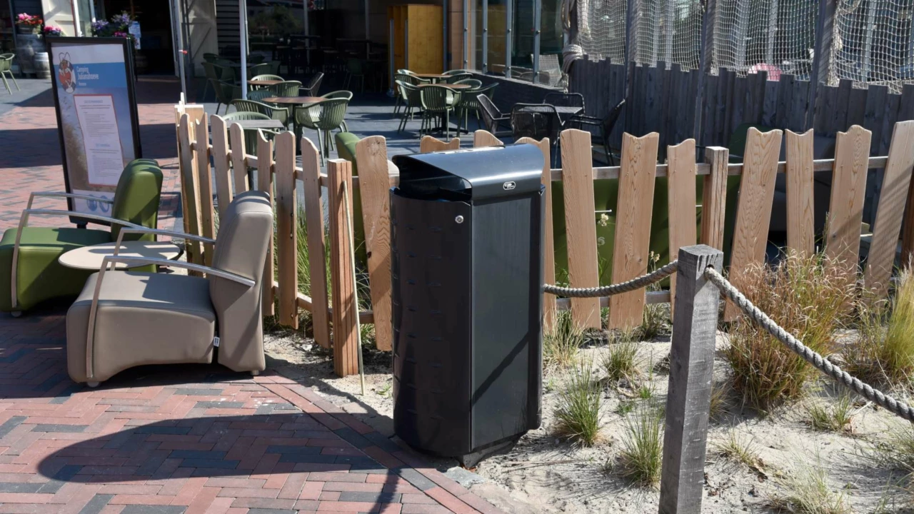 Afvalbak Constructo 202 op Camping Julianahoeve in Renesse 1