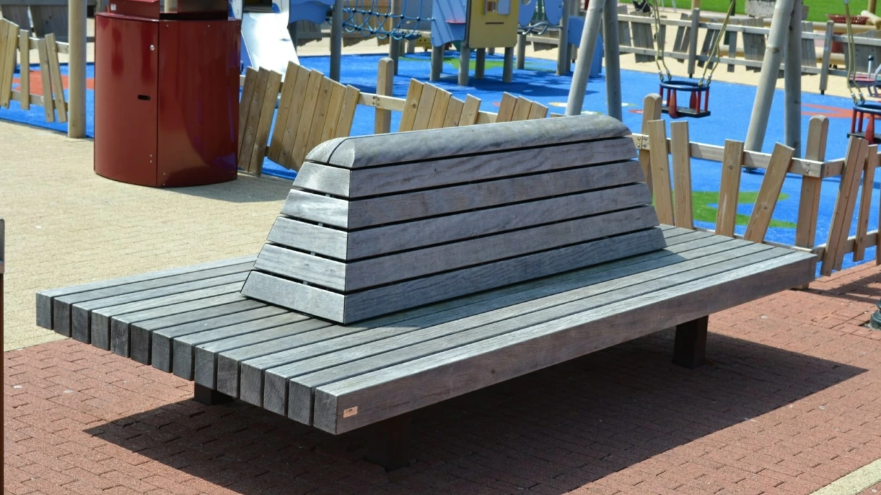 Buitenbank Tail met kleine rugleuning op Camping Julianahoeve 1620x1080