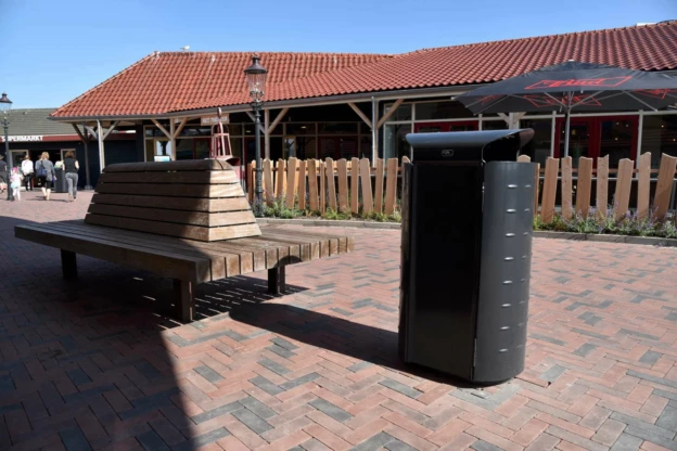Afvalbak Constructo 202 met buitenbank Tail met kleine rugleuning op Camping Julianahoeve in Renesse 3