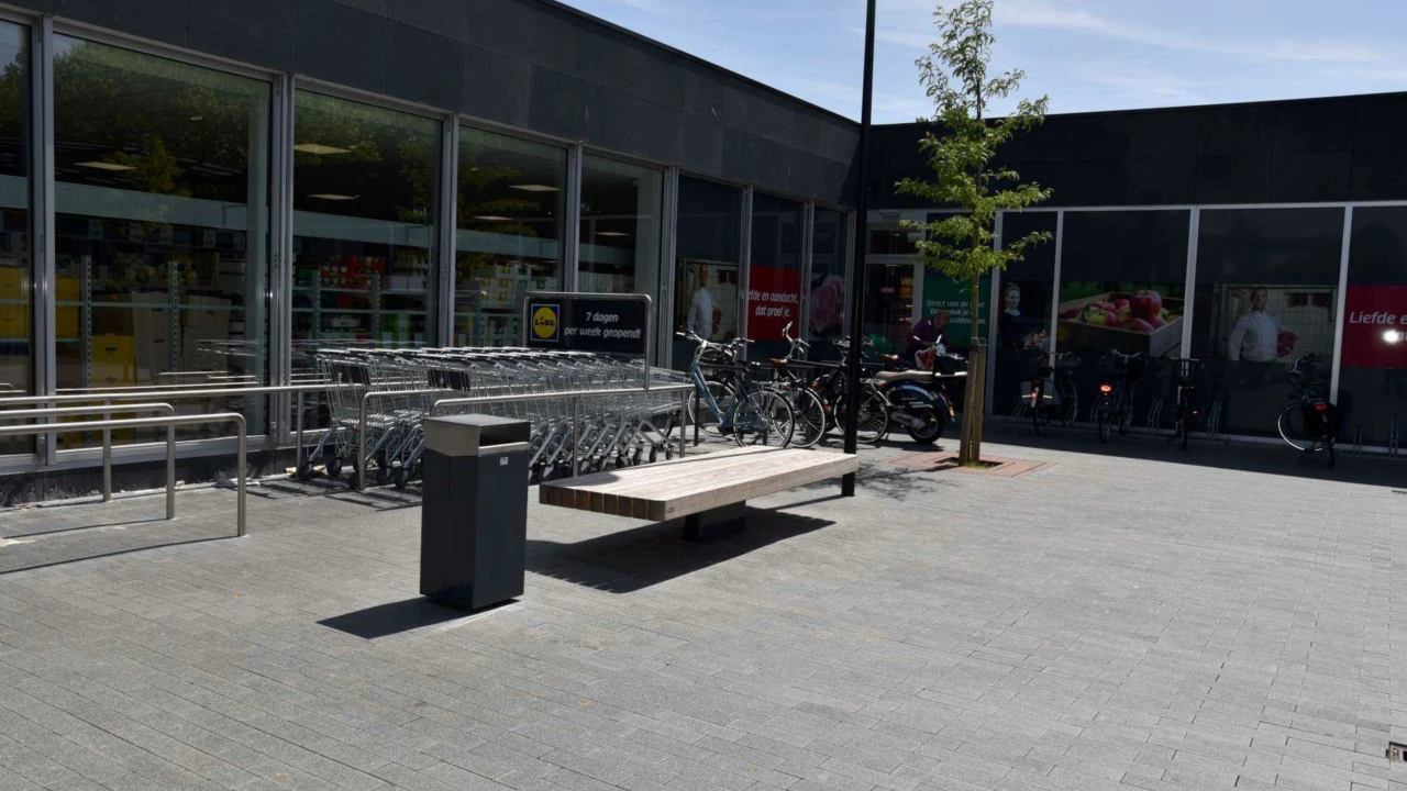 Abfallbehälter Quadrat 70 Fahrradbügel Rondo doppel Baumrost Square Parkbankank Plane II Doppelsitz Sterrenhof Spijkenesse