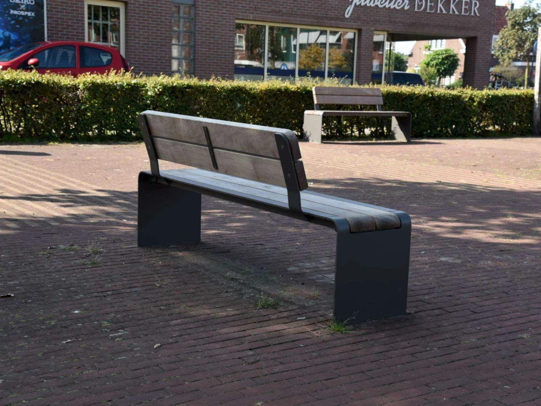 Parkbank Bend Einzelsitz mit Rückenlehne (breite Lattung) Projekt Staphorst