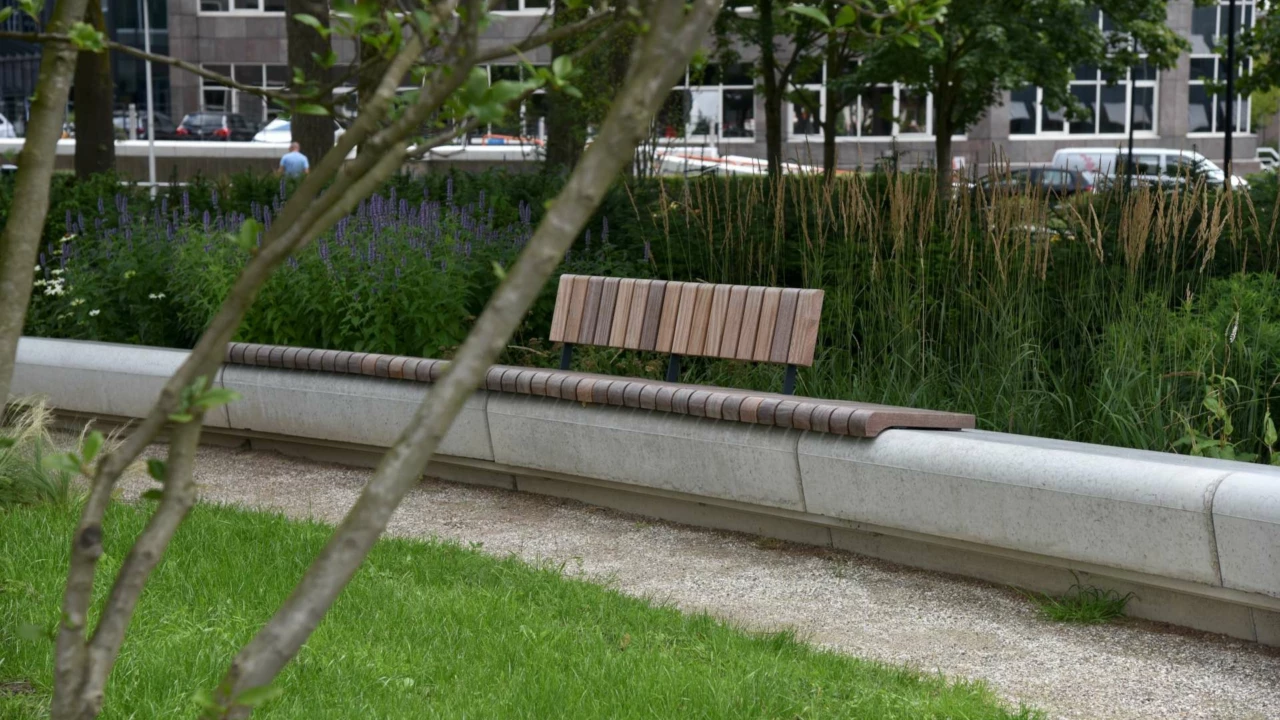 Maatwerk zitelement op Herdenkingsplek de Golf Utrecht