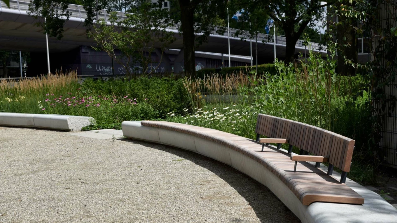 Maatwerk zitelement op Herdenkingsplek de Golf Utrecht