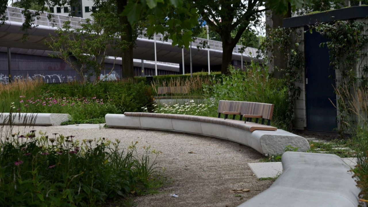 Maatwerk zitelement op Herdenkingsplek de Golf Utrecht