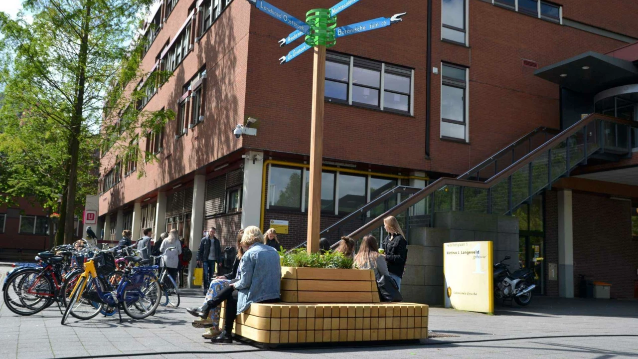 Utrecht Universiteit Plane Solid Plantenbank met rugleuning 5