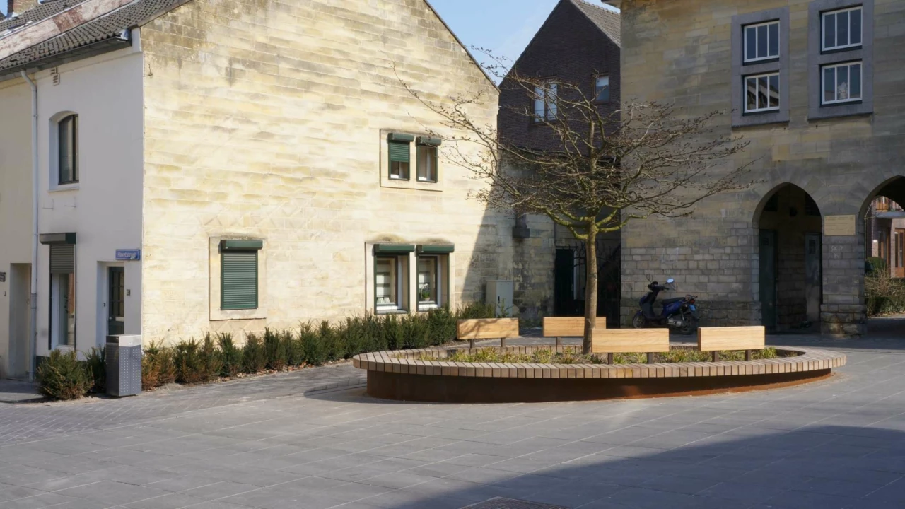Valkenburg Historisch Centrum cortenstalen plantenbak met zittingen 1