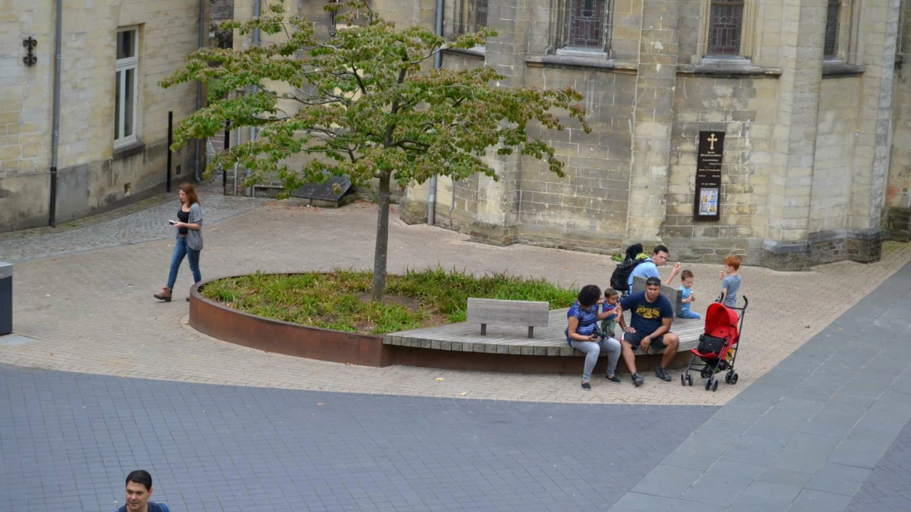 Valkenburg Historisch Centrum cortenstalen plantenbak met zittingen 3