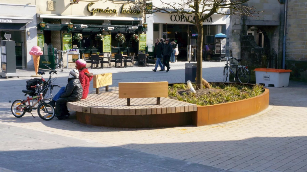 Valkenburg Historisch Centrum cortenstalen plantenbak met zittingen 4