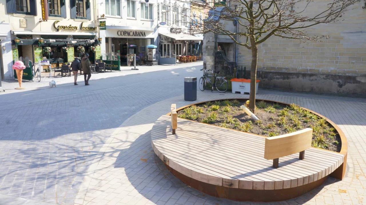Valkenburg Historisch Centrum cortenstalen plantenbak met zittingen 5