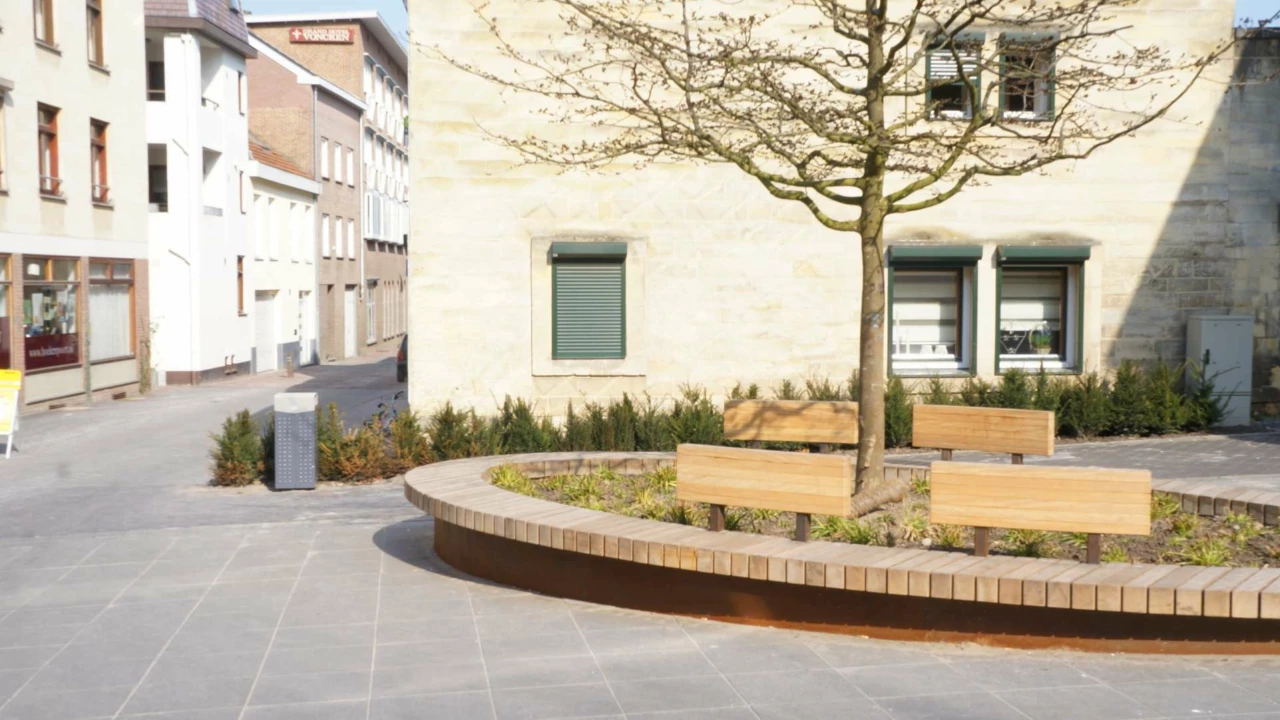 Valkenburg Historisch Centrum cortenstalen plantenbak met zittingen 7