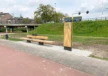 Parkbank Plane II Duo mit Rückenlehne und Infosäule Informationstafel aus Holz 100 jährige Veldhoven