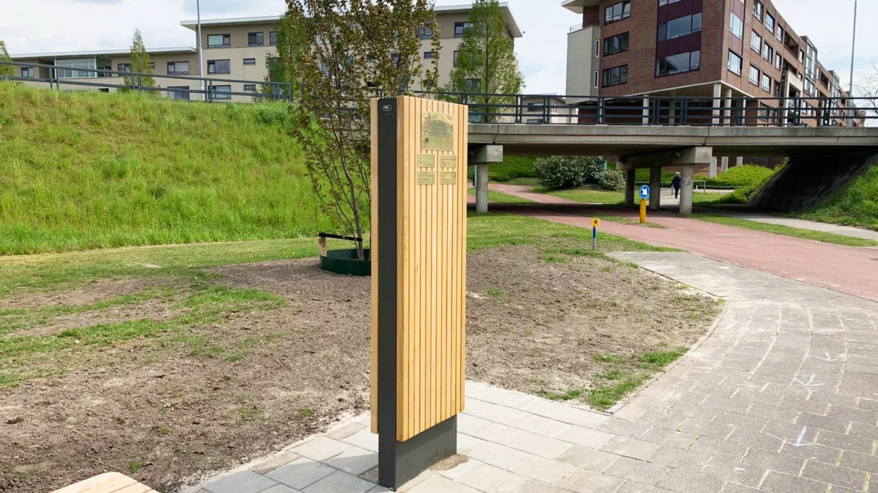 Infosäule Informationstafel aus Holz 100 jährige Veldhoven