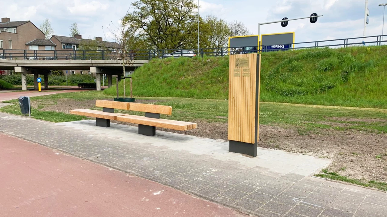Parkbank Plane II Duo mit Rückenlehne und Infosäule Informationstafel aus Holz 100 jährige Veldhoven