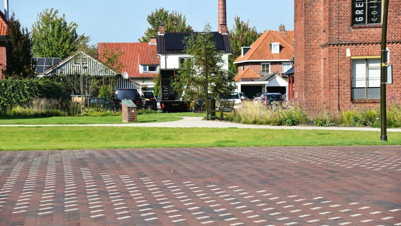 Parkbank maßgefertigt und Abfallbehälter Constructo 50 Vrijheidspark Winterswijk