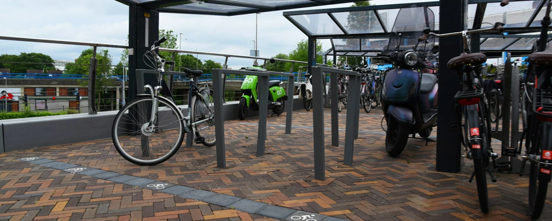 Zoetermeer Cubic dubbel fietsbeugels Grijsen Straatmeubilair 1