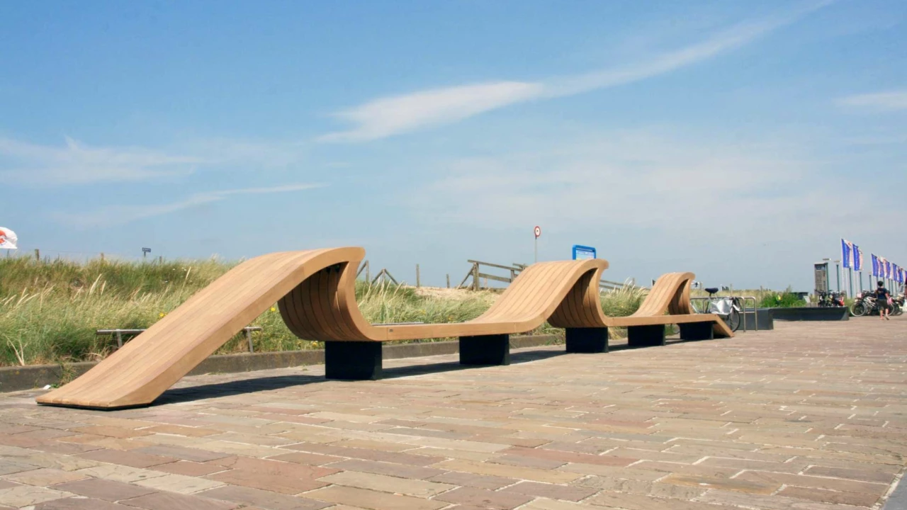 Noordwijk - Golfbank in stijl van Plane - Buitenbank in de openbare ruimte 1