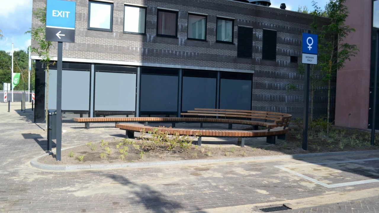 Parkbank rund maßgefertigt und Abfallbehälter Constructo 50 BolDuc 's-Hertogenbosch